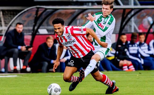 身穿法拉利车队队服，方昊现场观战F中国站的比赛.